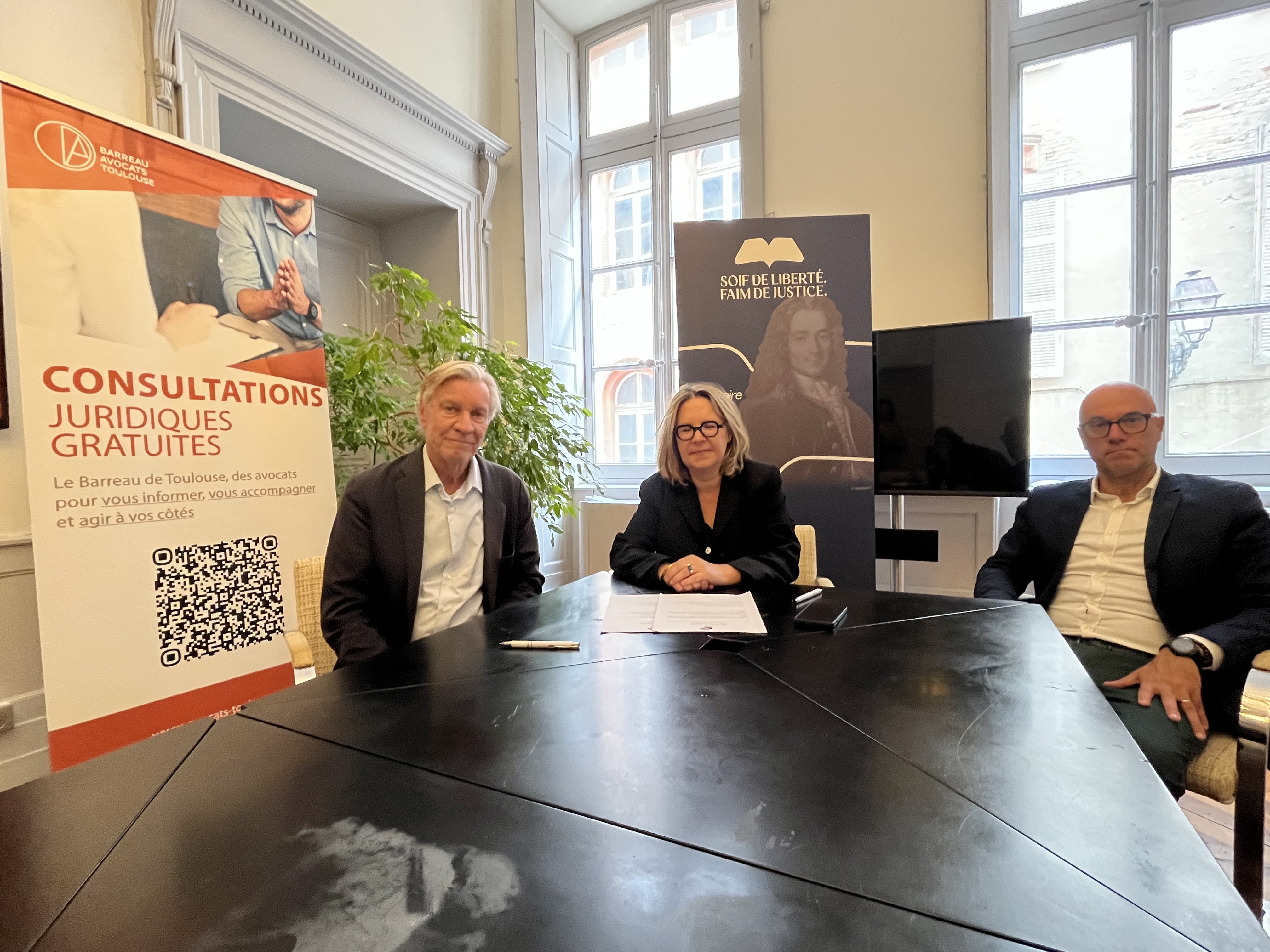Le professeur Jean-Jacques PESSEY, Président de la Ligue contre le cancer 31, Madame le Bâtonnier Sophie COQ et Monsieur le Vice-Bâtonnier Sylvain LASPALLES - Signature Convention de mécénat entre la Ligue contre le cancer 31 et le Barreau de Toulouse
